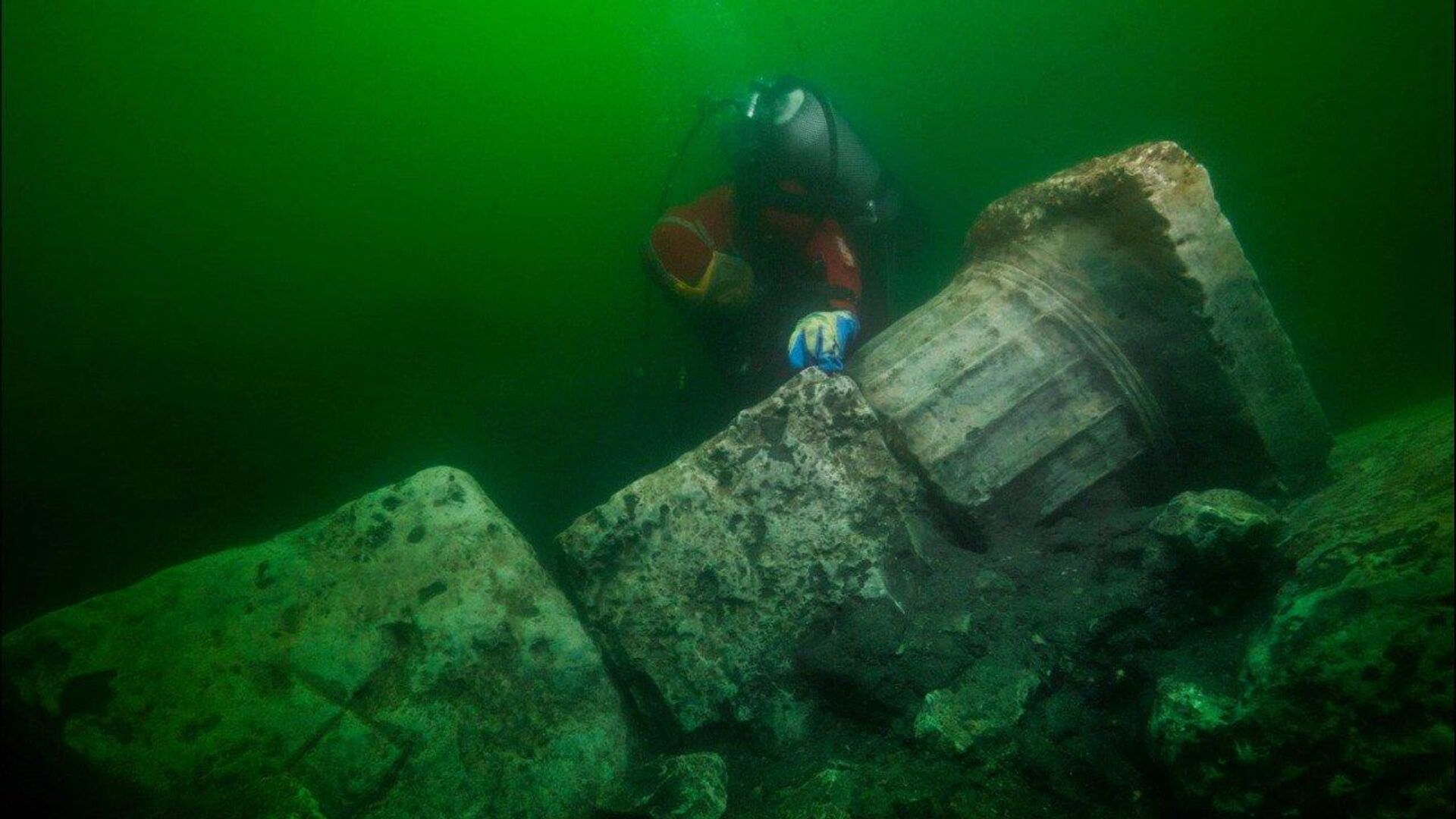 Археолог-водолаз на месте затопленного древнего города Гераклион в Средиземном море близ Александрии в Египте Археолог-водолаз на месте затопленного древнего города Гераклион в Средиземном море близ Александрии в Египте - РИА Новости, 1920, 15.08.2019
