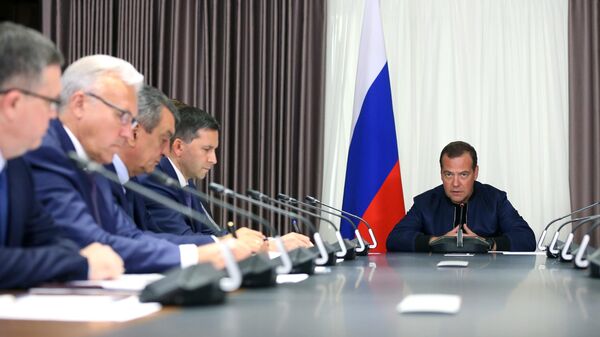 Председатель правительства России Дмитрий Медведев во время совещания по вопросам борьбы с лесными пожарами, затронувшими несколько регионов Сибири. 31 июля 2019 Председатель правительства России Дмитрий Медведев во время совещания по вопросам борьбы с лесными пожарами, затронувшими несколько регионов Сибири. 31 июля 2019