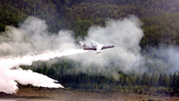 Самолет-амфибия Бе-200 во время тушения лесного пожара в Якутии Самолет-амфибия Бе-200 во время тушения лесного пожара в Якутии