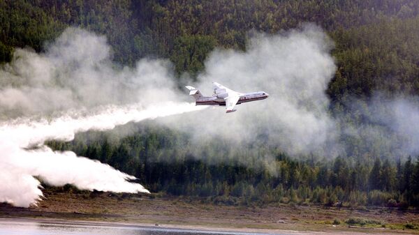 Самолет-амфибия Бе-200 во время тушения лесного пожара в Якутии
