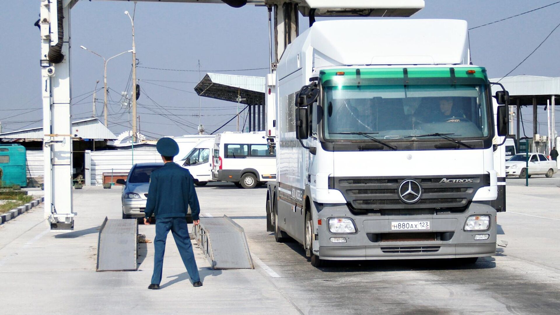 Автомобили на пункте пропуска Джанкой на границе России и Украины Автомобили на пункте пропуска Джанкой на границе России и Украины - РИА Новости, 1920, 14.10.2020