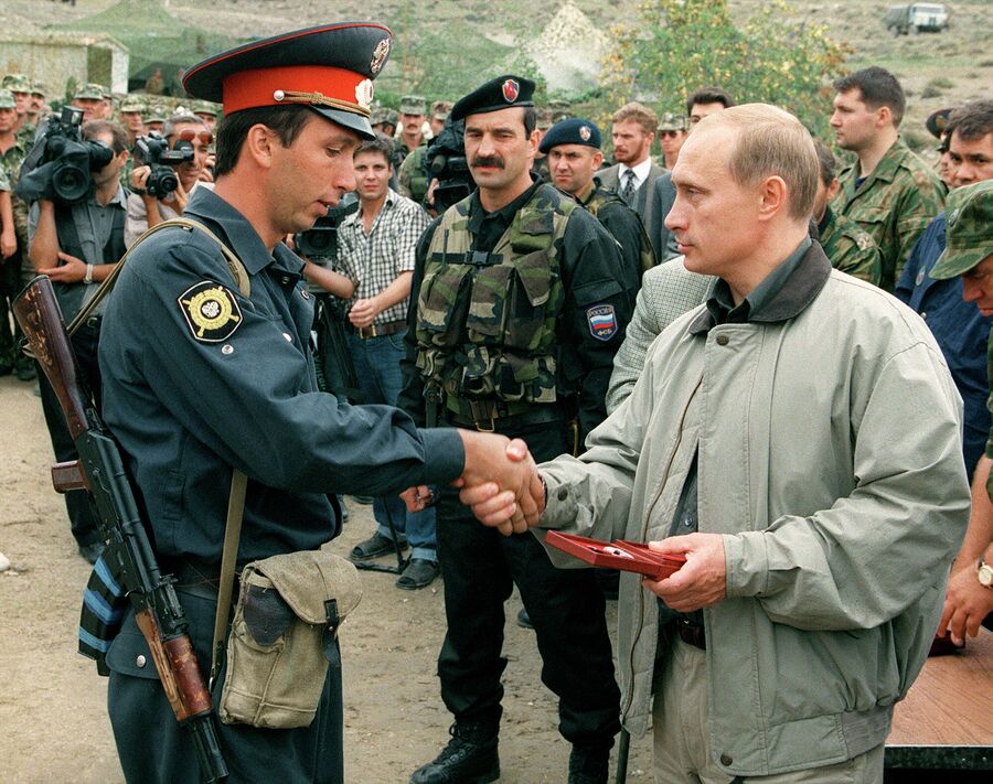 Премьер-министр РФ Владимир Путин во время визита в Ботлихский район Дагестана. 27 августа 1999 Премьер-министр РФ Владимир Путин во время визита в Ботлихский район Дагестана. 27 августа 1999