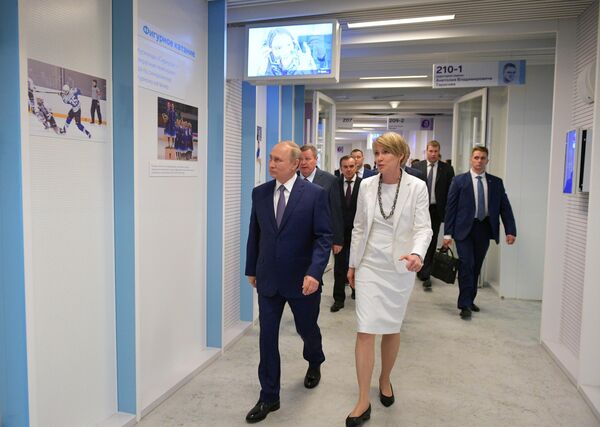 Президент РФ Владимир Путин во время посещения образовательного центра Сириус в Сочи Президент РФ Владимир Путин во время посещения образовательного центра Сириус в Сочи