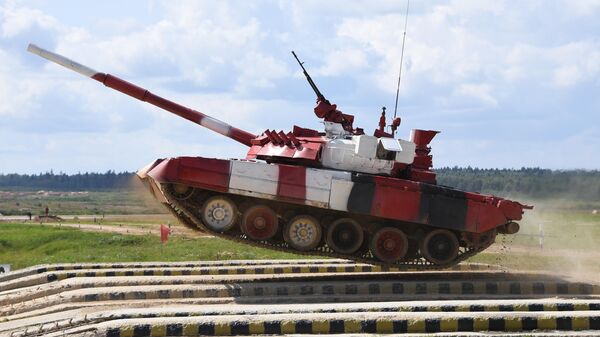 Танк Т-80 команды армии России преодолевает преграду в Индивидуальной гонке среди женских экипажей в Танковом биатлоне на V Армейских международных играх-2019 в парке Патриот Танк Т-80 команды армии России преодолевает преграду в Индивидуальной гонке среди женских экипажей в Танковом биатлоне на V Армейских международных играх-2019 в парке Патриот