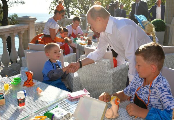 Президент РФ Владимир Путин во время встречи с детьми семей, пострадавших от наводнения в Иркутской области, в сочинском оздоровительном комплексе Дагомыс Президент РФ Владимир Путин во время встречи с детьми семей, пострадавших от наводнения в Иркутской области, в сочинском оздоровительном комплексе Дагомыс