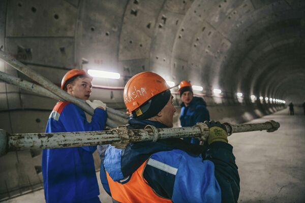 Рабочие на строительстве станции Юго-Восточная Некрасовской линии Московского метрополитена