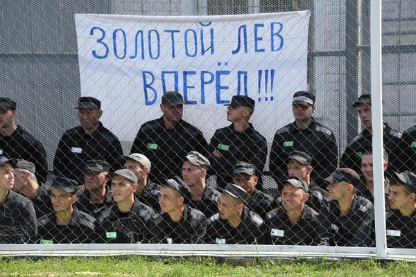 Болельщики во время футбольного матча между командами Салют (Белгород) и Золотой лев с участием Кокорина и Мамаева в колонии Болельщики во время футбольного матча между командами Салют (Белгород) и Золотой лев с участием Кокорина и Мамаева в колонии