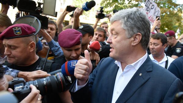Бывший президент Украины Петр Порошенко у здания Государственного бюро расследований в Киеве Бывший президент Украины Петр Порошенко у здания Государственного бюро расследований в Киеве