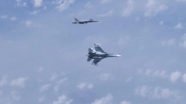Истребитель НАТО F-18 и истребитель морской авиации Балтийского флота Су-27 Истребитель НАТО F-18 и истребитель морской авиации Балтийского флота Су-27
