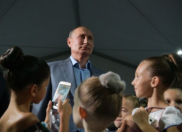 Президент РФ Владимир Путин во время встречи с детьми, прошедшими отбор в Академию хореографии Севастополя, в Государственном музее-заповеднике Херсонес Таврический перед открытием III ежегодного Международного фестиваля оперы и балета Херсонес Президент РФ Владимир Путин во время встречи с детьми, прошедшими отбор в Академию хореографии Севастополя, в Государственном музее-заповеднике Херсонес Таврический перед открытием III ежегодного Международного фестиваля оперы и балета Херсонес