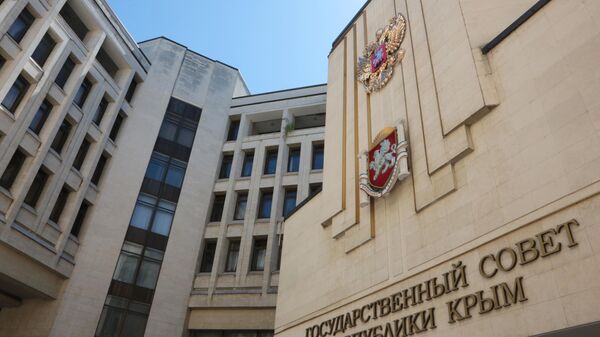 Государственный герб России установили на здании парламента Крыма Государственный герб России установили на здании парламента Крыма