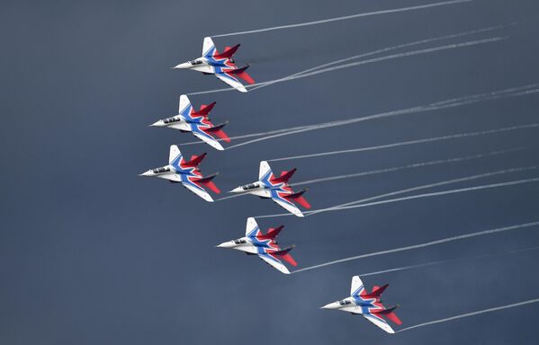 Самолеты МиГ-29 пилотажной группы Стрижи на всероссийском этапе конкурса Авиадартс под Рязанью Самолеты МиГ-29 пилотажной группы Стрижи на всероссийском этапе конкурса Авиадартс под Рязанью