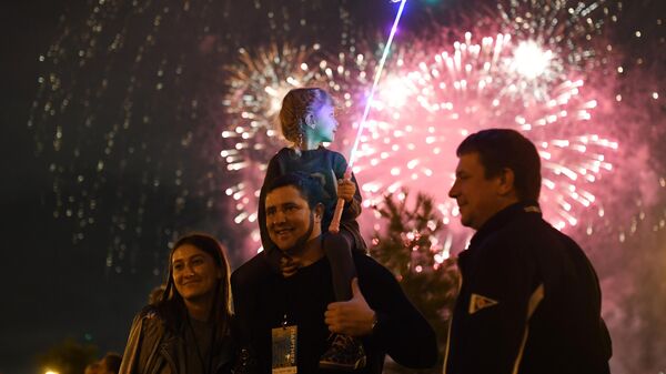 Салют на международном фестивале фейерверков Ростех в Братеевском каскадном парке в Москве Салют на международном фестивале фейерверков Ростех в Братеевском каскадном парке в Москве