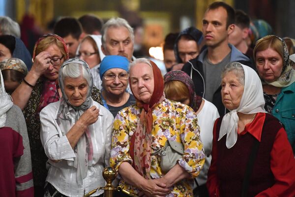 Верующие во время всенощного бдения накануне праздника Преображения Господня в Казанском кафедральном соборе в Санкт-Петербурге Верующие во время всенощного бдения накануне праздника Преображения Господня в Казанском кафедральном соборе в Санкт-Петербурге