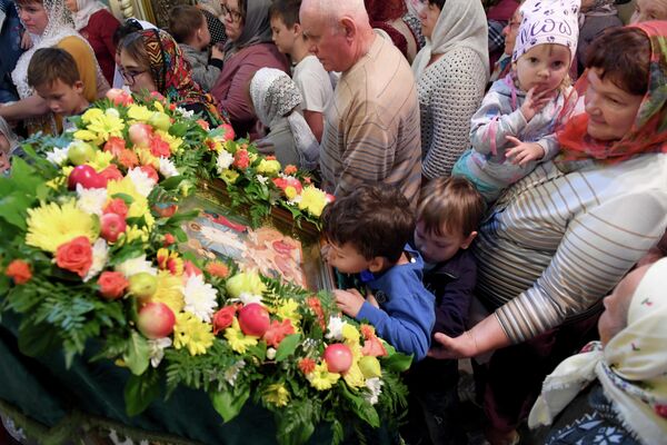 Верующие в храме Преображения господня в селе Большие Кабаны Лаишевского района республики Татарстан Верующие в храме Преображения господня в селе Большие Кабаны Лаишевского района республики Татарстан