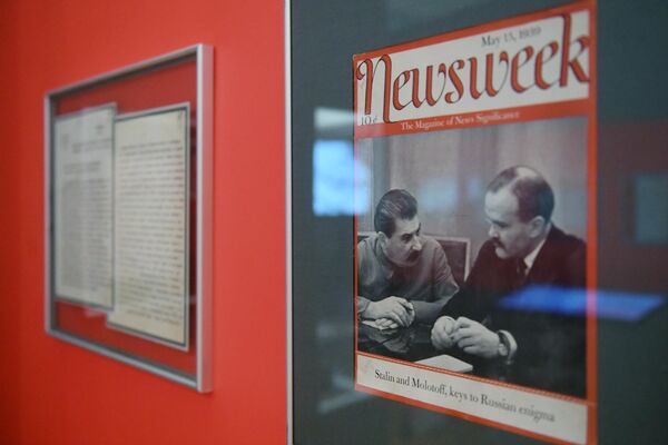 Обложка Американского еженедельного новостного журнала Newsweek 1939 года, на которой изображены И. В. Сталин и В.М. Молотов, представленная на открытии историко-документальной выставки 1939 год. Начало Второй мировой войны Обложка Американского еженедельного новостного журнала Newsweek 1939 года, на которой изображены И. В. Сталин и В.М. Молотов, представленная на открытии историко-документальной выставки 1939 год. Начало Второй мировой войны