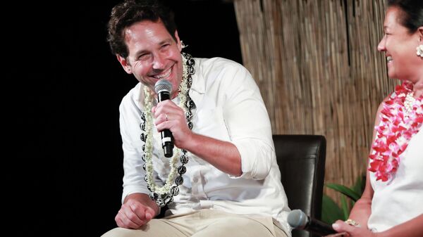 Американский актер Пол Радд на сцене после получения премии Nova на Maui Film Festival Американский актер Пол Радд на сцене после получения премии Nova на Maui Film Festival