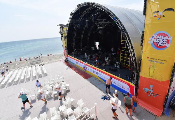 Подготовка к ежегодному международному джазовому фестивалю Koktebel Jazz Party в Коктебелe Подготовка к ежегодному международному джазовому фестивалю Koktebel Jazz Party в Коктебелe