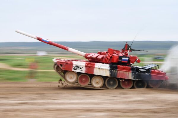 Танк Т-72Б3 команды армии России на дистанции финальной эстафеты первого дивизиона конкурса Танковый биатлон V Армейских международных игр-2019 Танк Т-72Б3 команды армии России на дистанции финальной эстафеты первого дивизиона конкурса Танковый биатлон V Армейских международных игр-2019