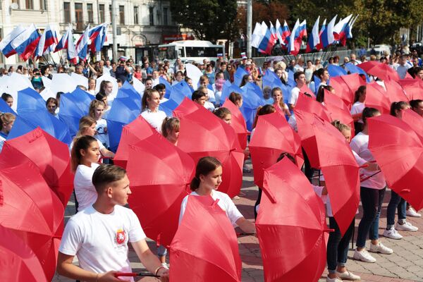 Участники мероприятий составили из зонтов российский триколор в рамках празднования Дня государственного флага Российской Федерации в центре Симферополя Участники мероприятий составили из зонтов российский триколор в рамках празднования Дня государственного флага Российской Федерации в центре Симферополя