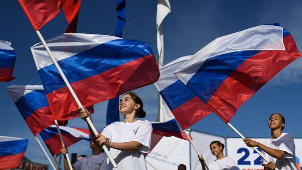 Участницы торжественного мероприятия, посвященного празднованию Дня государственного флага Российской Федерации, на площади Маркса в Новосибирске Участницы торжественного мероприятия, посвященного празднованию Дня государственного флага Российской Федерации, на площади Маркса в Новосибирске
