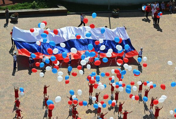 Участники торжественного мероприятия, посвященного празднованию Дня государственного флага Российской Федерации, на площади возле исторического парка Россия - Моя история в Ростове-на-Дону Участники торжественного мероприятия, посвященного празднованию Дня государственного флага Российской Федерации, на площади возле исторического парка Россия - Моя история в Ростове-на-Дону