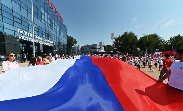 Празднование Дня государствУчастники торжественного мероприятия, посвященного празднованию Дня государственного флага Российской Федерации, на площади возле исторического парка Россия - Моя история в Ростове-на-Дону Празднование Дня государствУчастники торжественного мероприятия, посвященного празднованию Дня государственного флага Российской Федерации, на площади возле исторического парка Россия - Моя история в Ростове-на-Дону