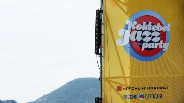 Баннер ежегодного международного джазового фестиваля Koktebel Jazz Party в Коктебеле Баннер ежегодного международного джазового фестиваля Koktebel Jazz Party в Коктебеле