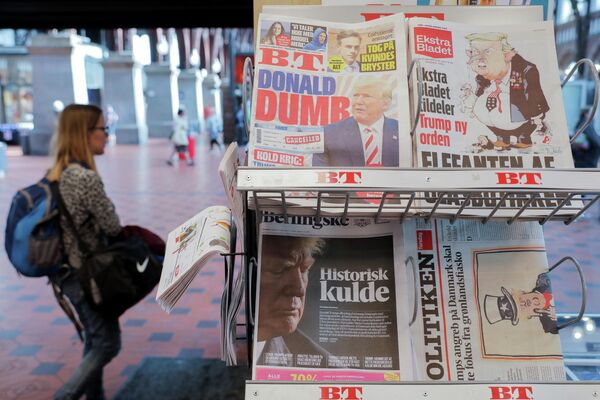 Газеты с заголовками об отмене поездки Дональда Трампа в Данию на центральном вокзале Копенгагена Газеты с заголовками об отмене поездки Дональда Трампа в Данию на центральном вокзале Копенгагена