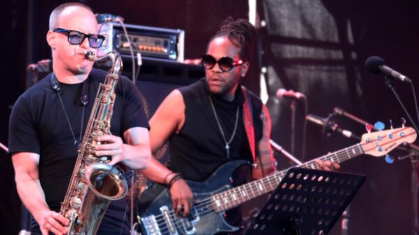 Участники коллектива DAVE YADEN BAND во время выступления на 17-м международном музыкальном фестивале Koktebel Jazz Party в Крыму Участники коллектива DAVE YADEN BAND во время выступления на 17-м международном музыкальном фестивале Koktebel Jazz Party в Крыму