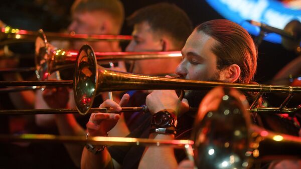 Участники SG Big Band во время выступления на 17-м международном музыкальном фестивале Koktebel Jazz Party в Крыму Участники SG Big Band во время выступления на 17-м международном музыкальном фестивале Koktebel Jazz Party в Крыму