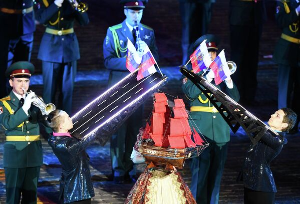Dоенный оркестр штаба Северо-Западного ордена Красной Звезды округа войск Национальной гвардии РФ на торжественной церемонии открытия XII Международного военно-музыкального фестиваля Спасская башня на Красной площади в Москве Dоенный оркестр штаба Северо-Западного ордена Красной Звезды округа войск Национальной гвардии РФ на торжественной церемонии открытия XII Международного военно-музыкального фестиваля Спасская башня на Красной площади в Москве