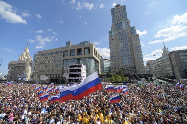 Участники митинга-концерта на проспекте Сахарова в Москве в честь Дня государственного флага РФ Участники митинга-концерта на проспекте Сахарова в Москве в честь Дня государственного флага РФ