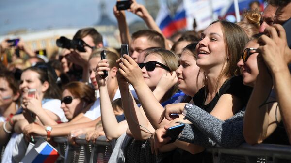 Участники флешмоба в честь Дня государственного флага России на проспекте Сахарова в Москве Участники флешмоба в честь Дня государственного флага России на проспекте Сахарова в Москве