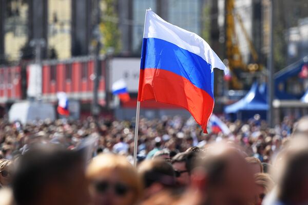 Участники флешмоба в честь Дня государственного флага России на проспекте Сахарова в Москве Участники флешмоба в честь Дня государственного флага России на проспекте Сахарова в Москве