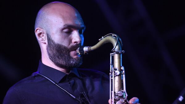 Джазовый музыкант, основатель оркестра SG BIG BAND Сергей Головня во время выступления на 17-м международном музыкальном фестивале Koktebel Jazz Party в Крыму Джазовый музыкант, основатель оркестра SG BIG BAND Сергей Головня во время выступления на 17-м международном музыкальном фестивале Koktebel Jazz Party в Крыму