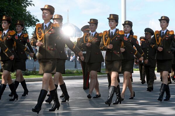 Военный оркестр Народной армии Корейской Народно-Демократической Республики во время торжественного шествия участников фестиваля Спасская башня на ВДНХ Военный оркестр Народной армии Корейской Народно-Демократической Республики во время торжественного шествия участников фестиваля Спасская башня на ВДНХ