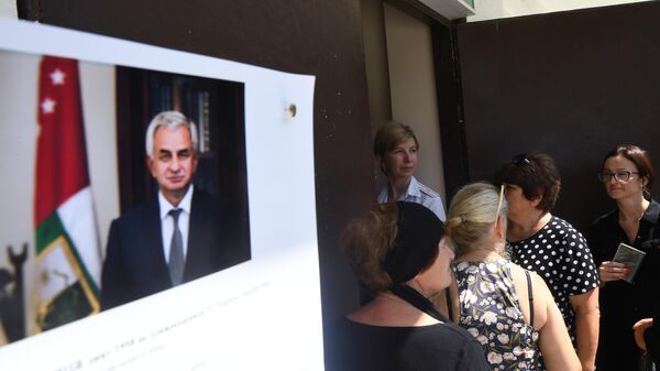 Жители Сухума у избирательного участка во время голосования на президентских выборах. 25 августа 2019 Жители Сухума у избирательного участка во время голосования на президентских выборах. 25 августа 2019