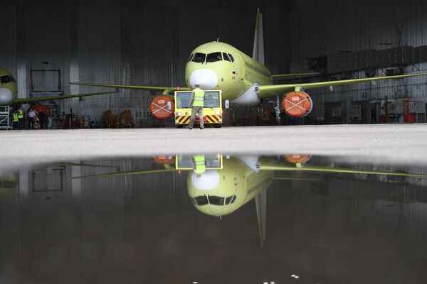 Самолет Sukhoi Superjet 100 на заводе имени Гагарина в Комсомольске-на-Амуре Самолет Sukhoi Superjet 100 на заводе имени Гагарина в Комсомольске-на-Амуре