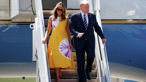 Президент США Дональд Трамп с супругой Меланьей перед началом саммита G7 в Биаррице Президент США Дональд Трамп с супругой Меланьей перед началом саммита G7 в Биаррице