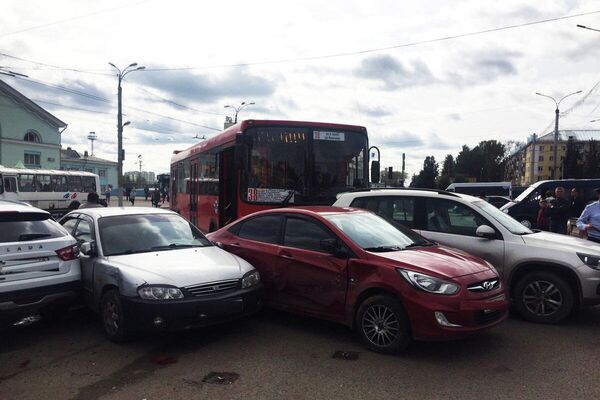 ДТП на улице Комсомольской города Кирова водитель с участием автобуса Лиаз. 26 августа 2019 ДТП на улице Комсомольской города Кирова водитель с участием автобуса Лиаз. 26 августа 2019