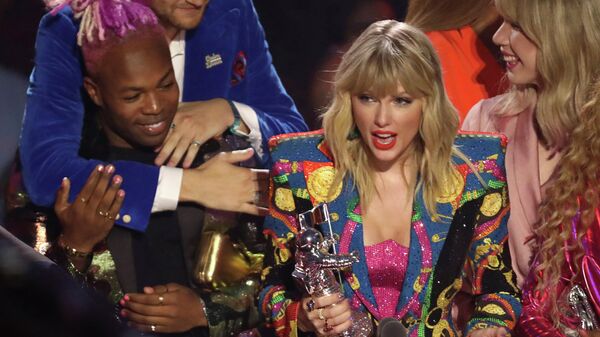 Тейлор Свифт во время получения награды на MTV Video Music Awards Тейлор Свифт во время получения награды на MTV Video Music Awards