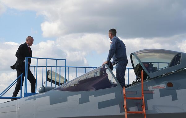 Президент Турции Реджеп Тайип Эрдоган осматривает российский многофункциональный истребитель Су-57 во время посещения Международного авиакосмического салона МАКС-2019 Президент Турции Реджеп Тайип Эрдоган осматривает российский многофункциональный истребитель Су-57 во время посещения Международного авиакосмического салона МАКС-2019
