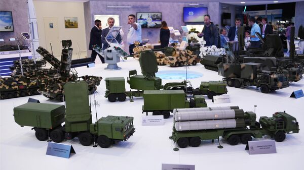 Макеты зенитного ракетного комплекса С-400 Триумф, мобильного радиолокационного комплекса обнаружения аэродинамических и баллистических объектов на малых, средних и больших высотах (РЛС) 96Л6-1 / 96Л6Е Всевысотный обнаружитель на стенде концерна Алмаз-Антей на МАКС-2019 Макеты зенитного ракетного комплекса С-400 Триумф, мобильного радиолокационного комплекса обнаружения аэродинамических и баллистических объектов на малых, средних и больших высотах (РЛС) 96Л6-1 / 96Л6Е Всевысотный обнаружитель на стенде концерна Алмаз-Антей на МАКС-2019