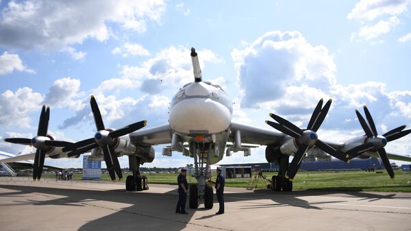 Советский стратегический ракетоносец Ту-95МС на Международном авиационно-космическом салоне МАКС-2019 в подмосковном Жуковском Советский стратегический ракетоносец Ту-95МС на Международном авиационно-космическом салоне МАКС-2019 в подмосковном Жуковском