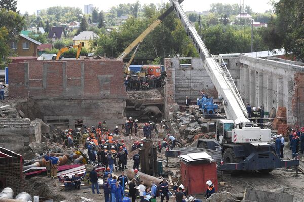В Новосибирске на рабочих обрушилась стена строящегося здания. 28 августа 2019 В Новосибирске на рабочих обрушилась стена строящегося здания. 28 августа 2019