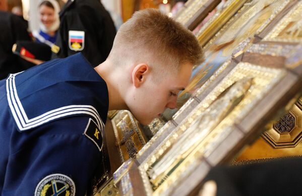 Кадет морского корпуса имени Андрея Первозванного около главной иконы Военно-морского флота РФ, доставленной в Кафедральный собор Христа Спасителя Калининграде Кадет морского корпуса имени Андрея Первозванного около главной иконы Военно-морского флота РФ, доставленной в Кафедральный собор Христа Спасителя Калининграде