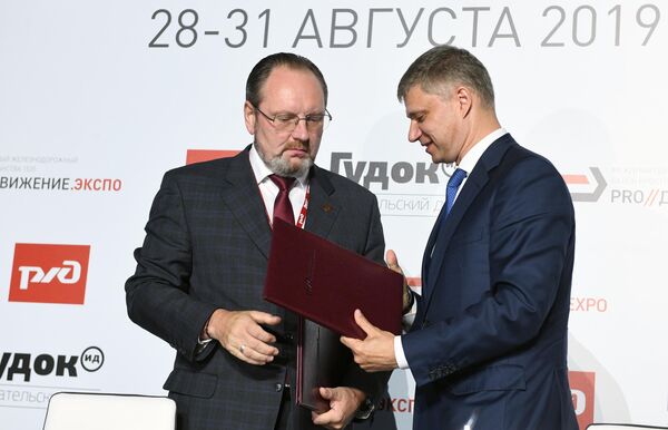 Игорь Манылов и Олег Белозеров на церемонии подписания совместных документов в рамках международного железнодорожного салона PRO//Движение.Экспо Игорь Манылов и Олег Белозеров на церемонии подписания совместных документов в рамках международного железнодорожного салона PRO//Движение.Экспо