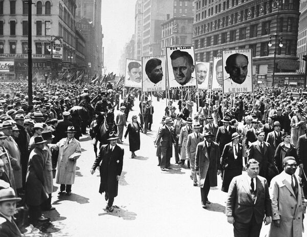 Первомайская демонстрация в Нью-Йорке, 1935 год Первомайская демонстрация в Нью-Йорке, 1935 год