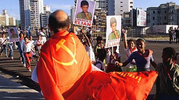 Мужчина с флагом коммунистической партии США на Кубе. 1999 год Мужчина с флагом коммунистической партии США на Кубе. 1999 год